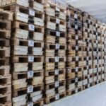 Gestapelte Paletten mit QR-Codes in einem Hochsicherheitslager für Edelmetalle.
