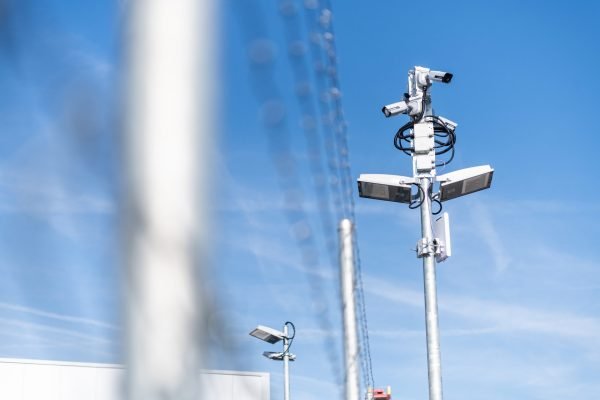 Moderne Überwachungskamera mit Flutlichtanlage auf dem Sicherheitsgelände von Helveticor