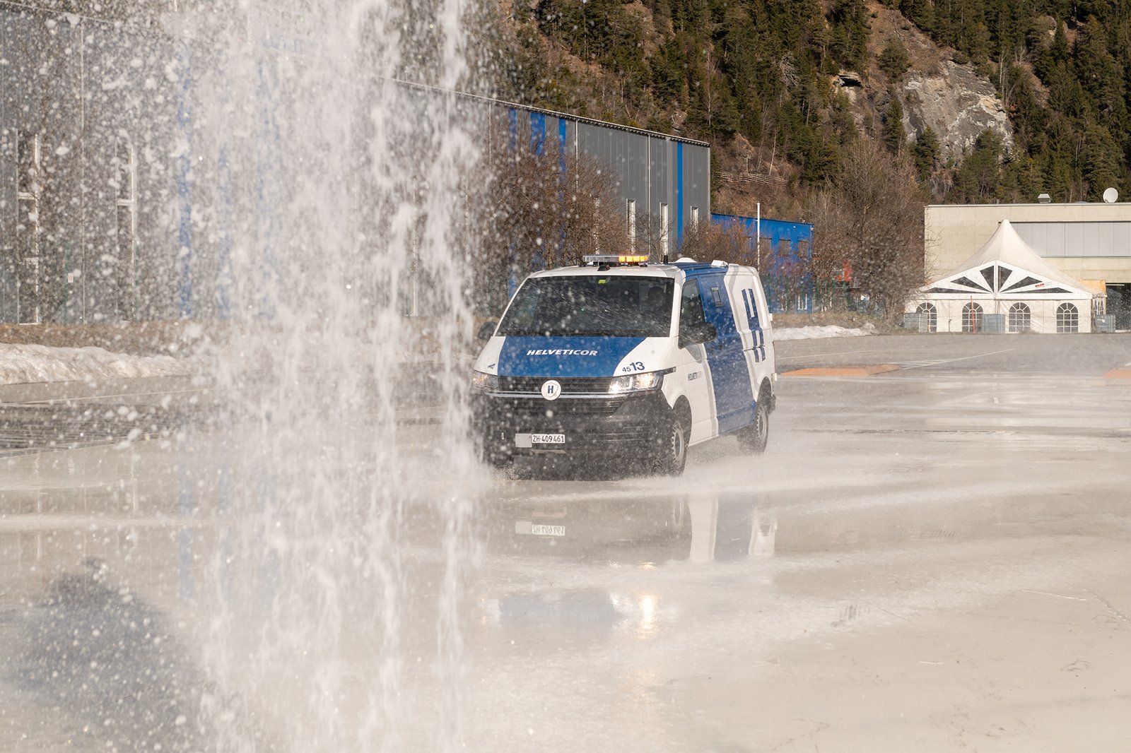 Gepanzertes Helveticor-Fahrzeug fährt durch eine Teststrecke mit Wasserhindernissen
