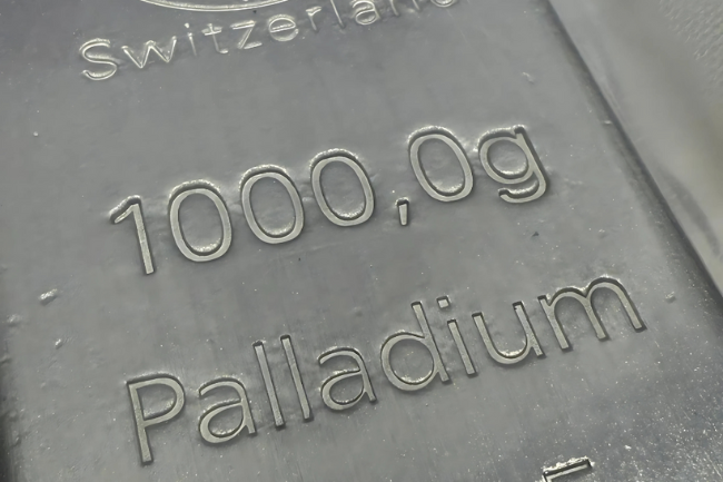 Graviertes Gewicht und Material auf einem 1000-Gramm-Palladiumbarren mit Schweizer Herkunftsprägung in Nahaufnahme