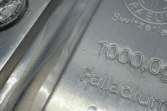 Nahaufnahme eines 1000-Gramm-Palladiumbarrens mit Prägung „Switzerland“ und fein polierter Oberfläche