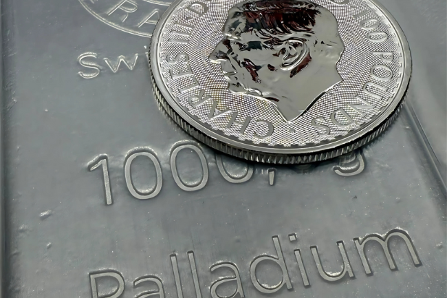 Nahaufnahme eines 1000-Gramm-Palladiumbarrens mit aufgelegter Britannia-Münze in glänzender Silberoptik