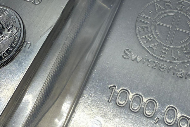 Detailansicht eines 1000-Gramm-Palladiumbarrens mit Heraeus-Prägung und fein polierter Oberfläche, produziert in der Schweiz