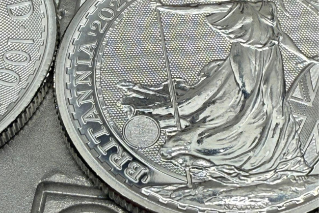 Nahaufnahme einer Britannia Platinmünze 2025 – edle Prägung und symbolträchtiges Design auf einer Anlagemünze aus Platin
