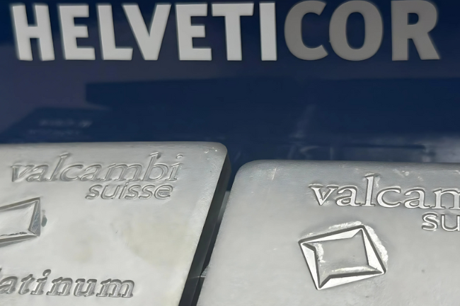 Zwei Valcambi-Platinbarren mit sichtbarem Logo vor dem Helveticor-Schriftzug – sichere Lagerung von Platinbarren in der Schweiz