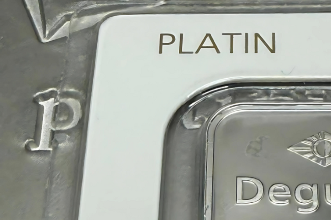 Nahaufnahme eines Degussa-Platinbarrens mit gut erkennbarer Prägung und dem Wort „Platin“ – Symbol für Reinheit, Vertrauen und sichere Lagerung