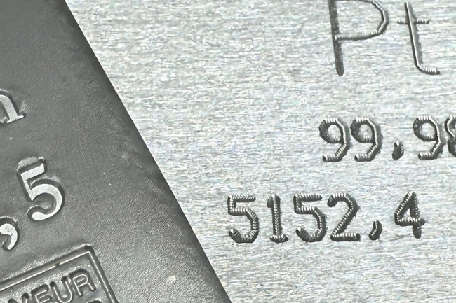 Detailaufnahme eines Platinbarrens mit Gravur der Feinheit – Symbol für Qualität und Präzision in der Edelmetalllagerung