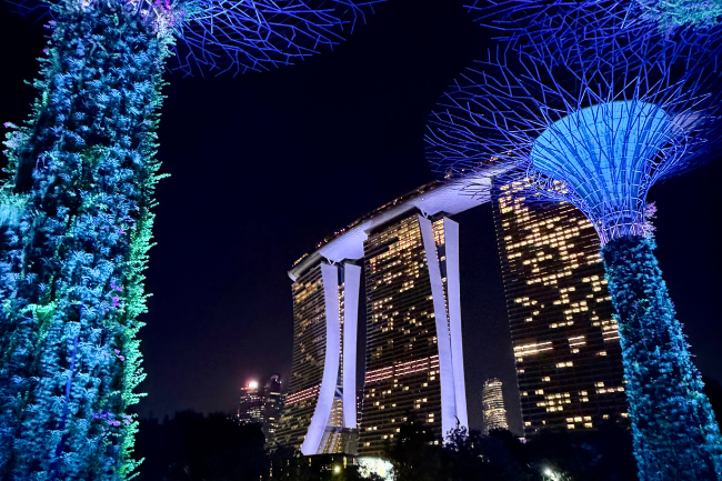 Das wunderschöne Marina Bay Sand Hotel bei Nacht in spektakulärer Beleuchtung.