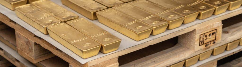 Goldbarren auf einer Palette sorgfältig sortiert