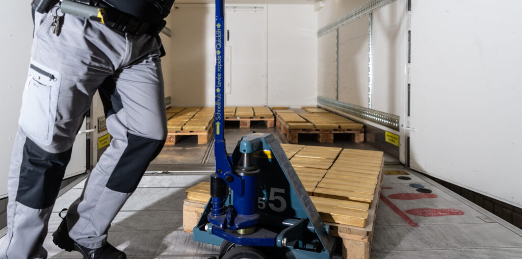 Transport von Paletten mit Goldbarren