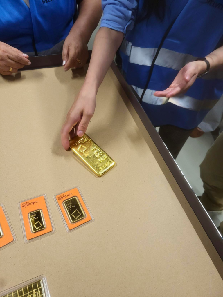 Valcambi kleiner Goldbarren auf dem Tisch