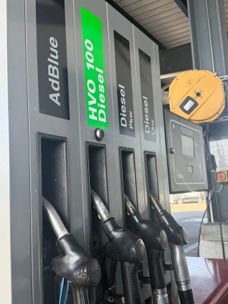 Tanksäule mit AdBlue und HVO100 Diesel